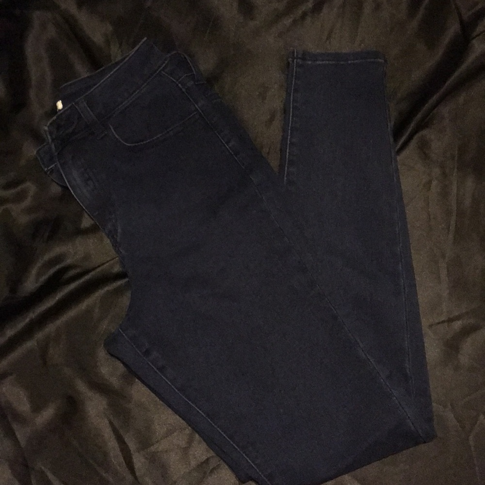 Size 28 but tight high waisted jeans!!